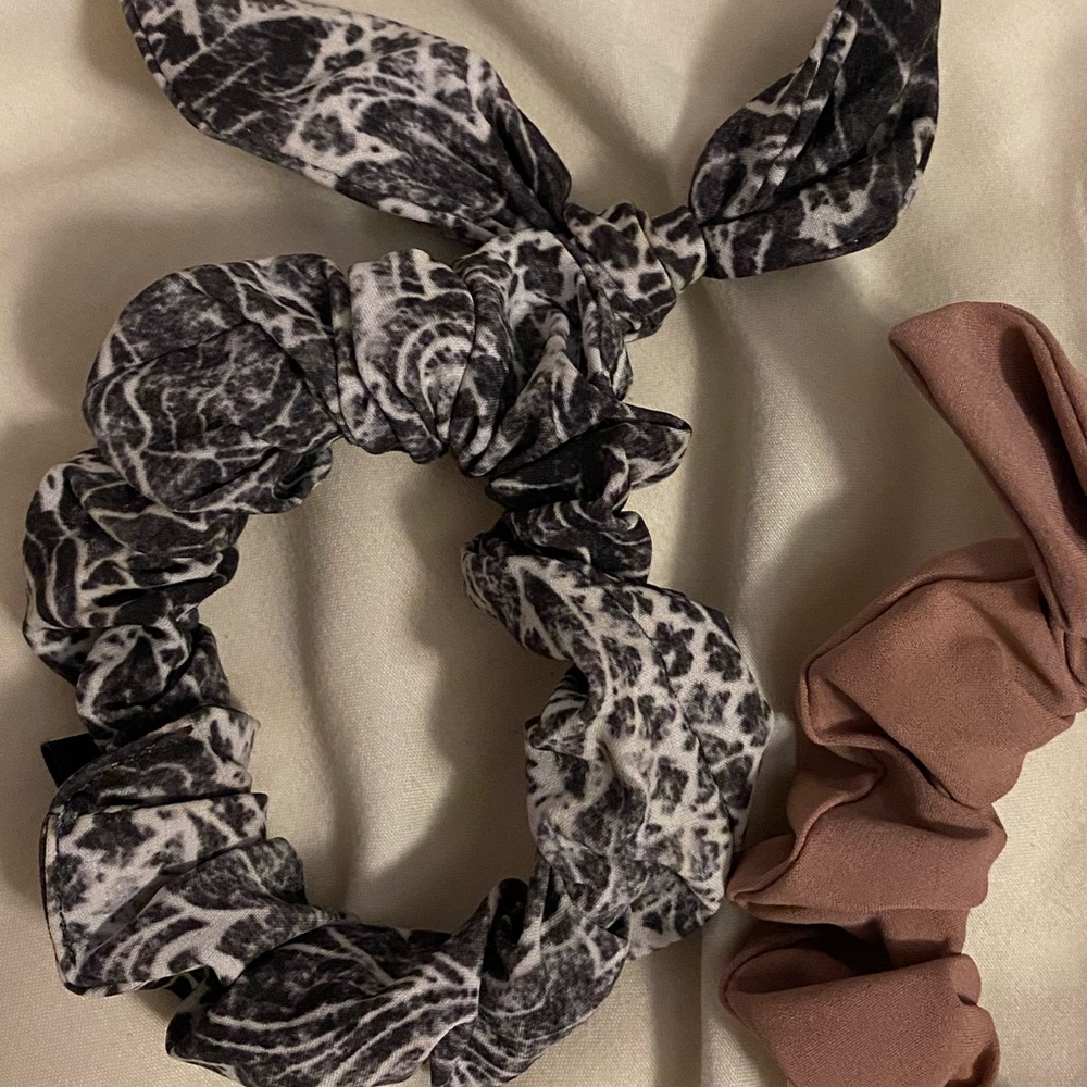 Lululemon scrunchie